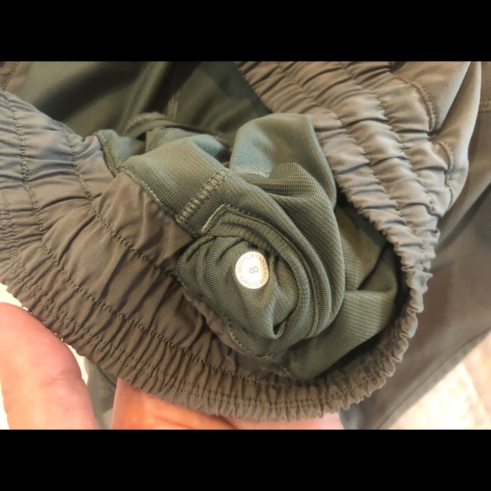 Lululemon hotty hot shorts 4” size 8, EUC